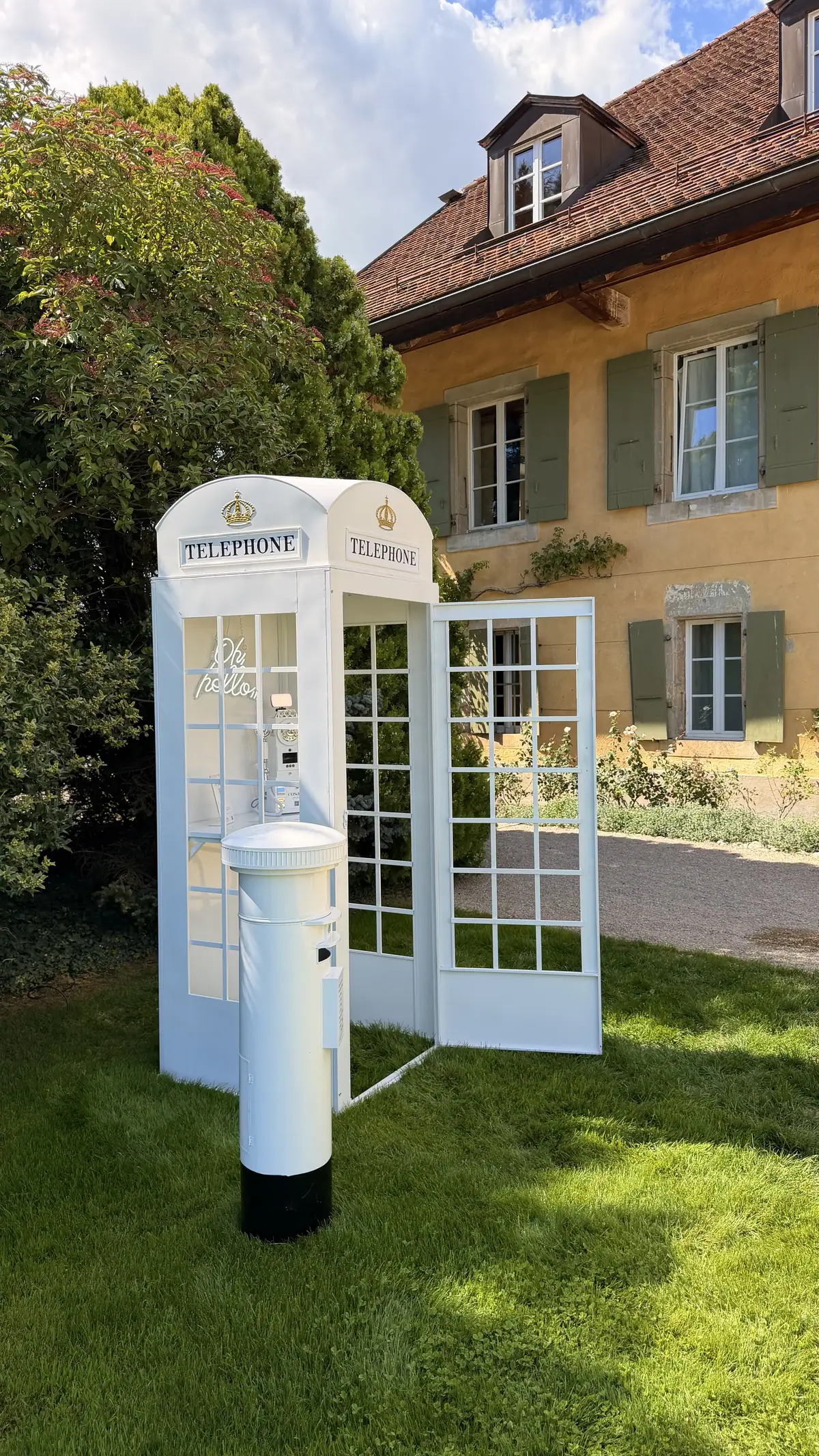 La cabine téléphonique livre d'or installée pour un mariage à la Porte des Iris, Bougy-Villars