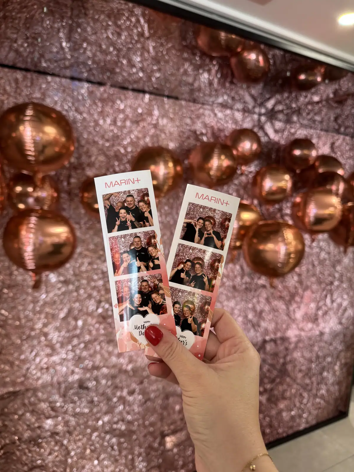 Bandelettes photo tenues devant le décor pailleté rose gold de la Cosam-Box