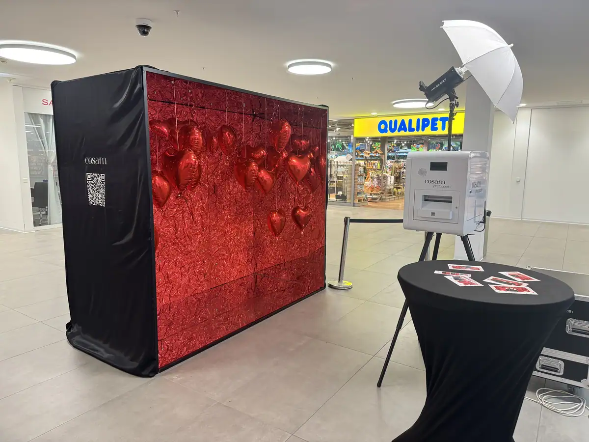 La Cosam-Box aux cœurs rouges et le photobooth installé devant, dans une galerie marchande