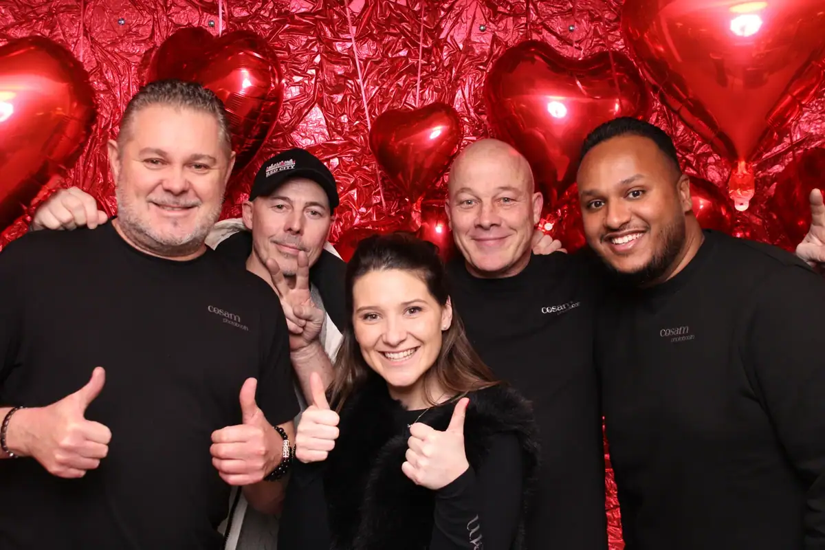 L'équipe COSAM et des invités, pouces levés devant les cœurs rouges de la Cosam-Box, Saint-Valentin en galerie marchande
