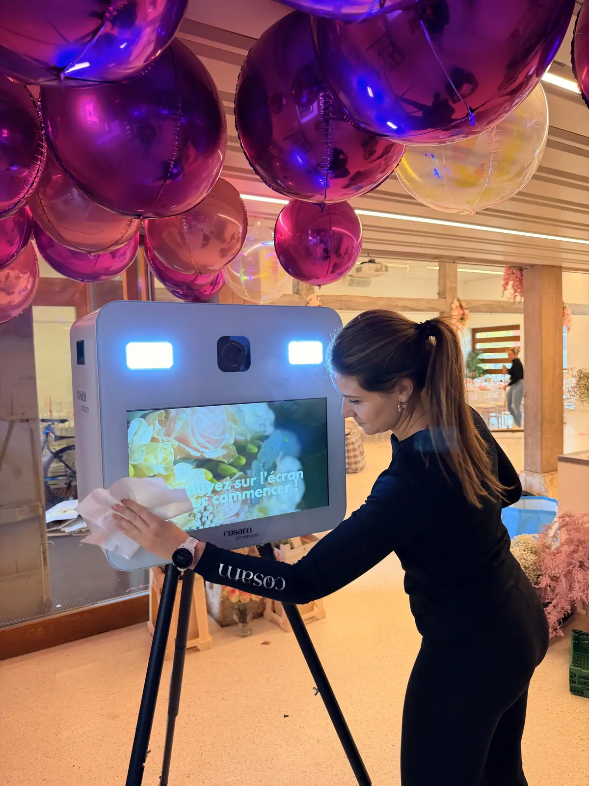 Photobooth COSAM sous une arche de ballons roses pour un anniversaire