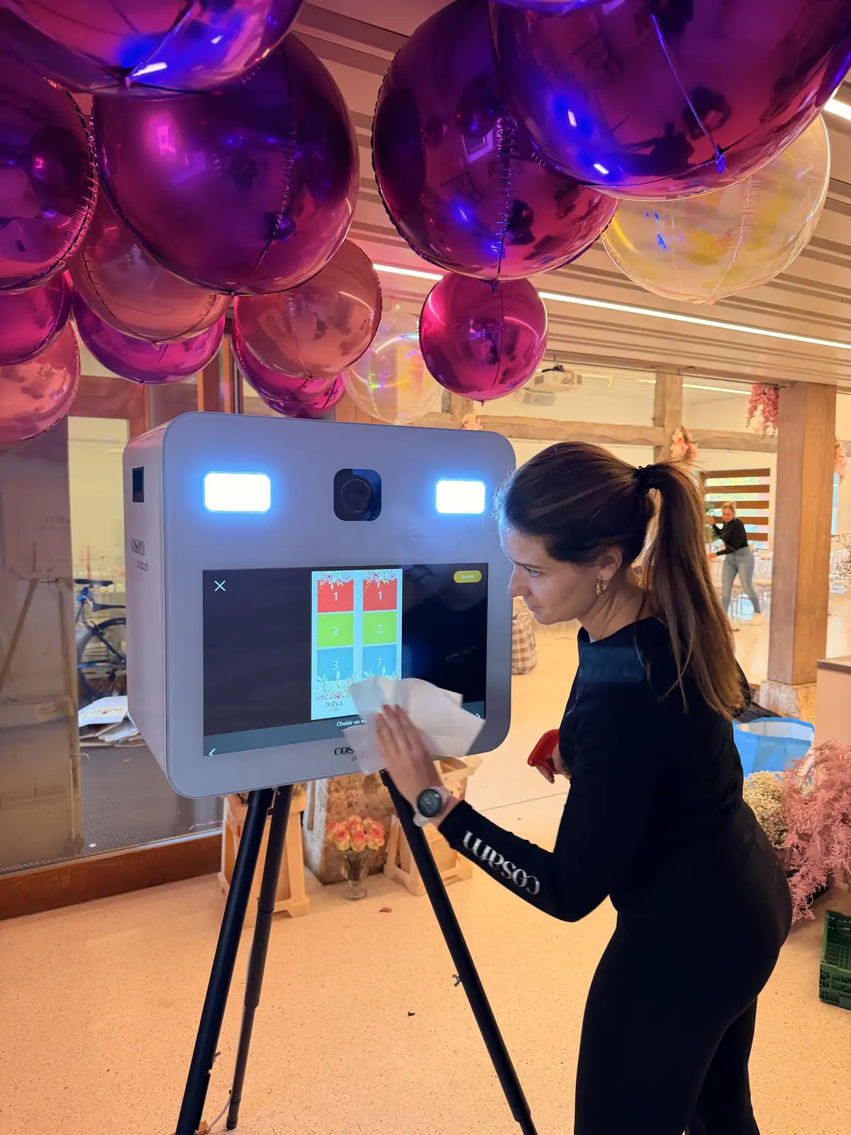 Photobooth COSAM sous une arche de ballons roses pour un anniversaire (2)