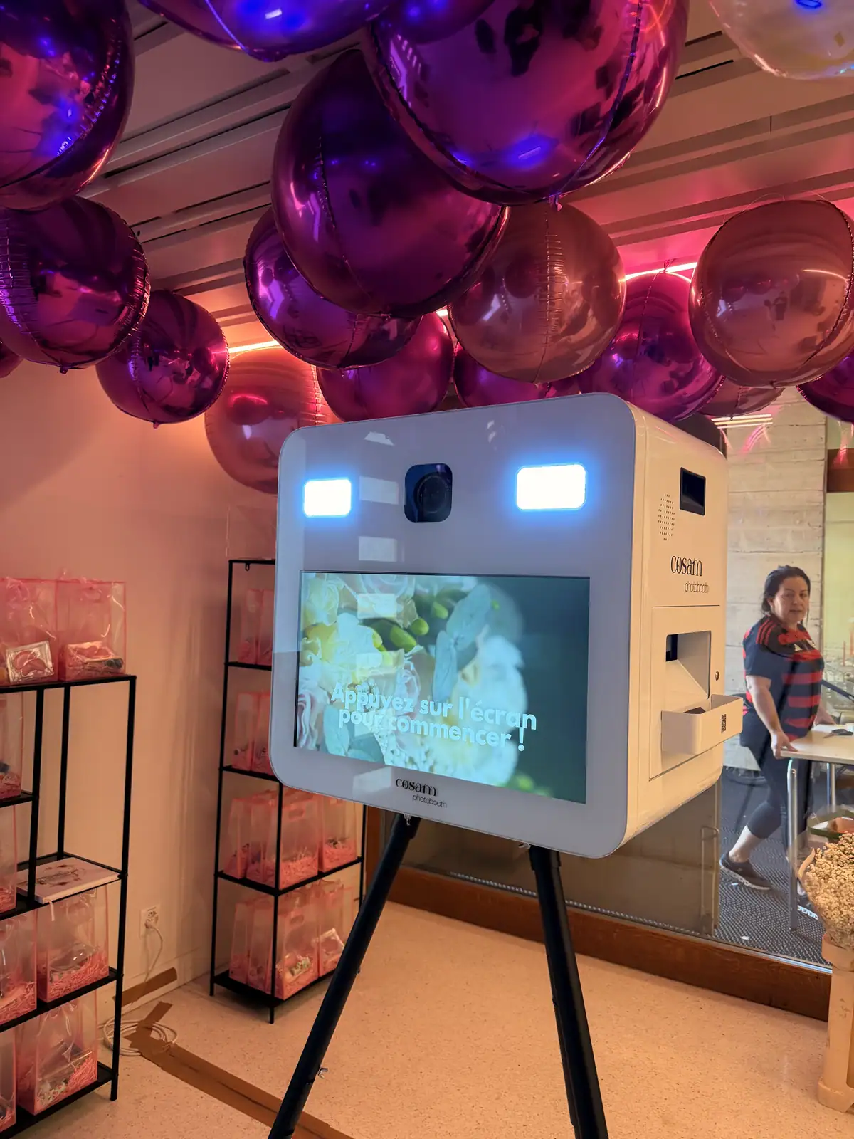 Le photobooth blanc COSAM sous un plafond de ballons roses