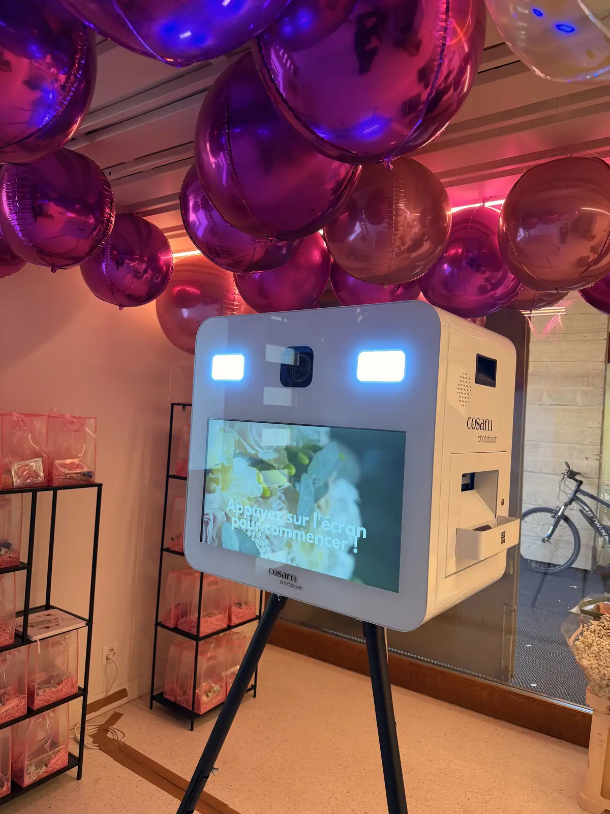 Le photobooth blanc COSAM sous un plafond de ballons roses