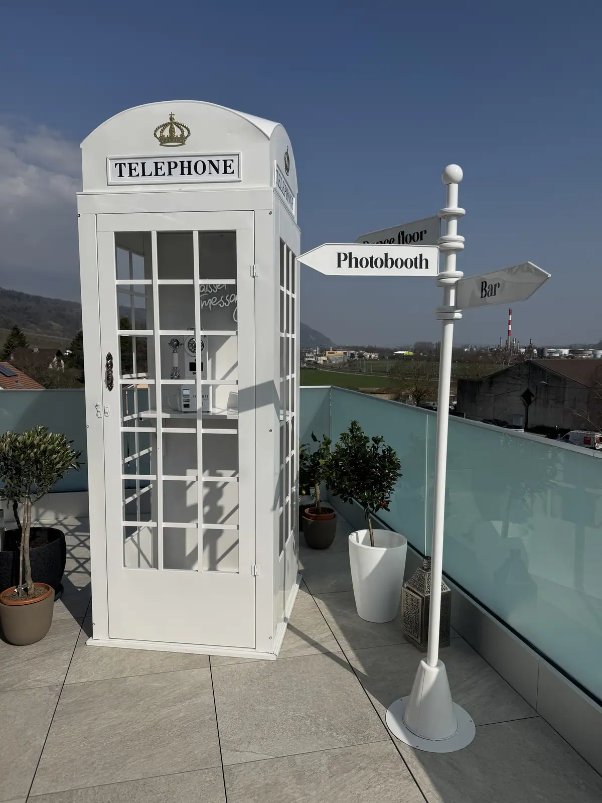 La cabine téléphonique anglaise blanche installée sur une terrasse