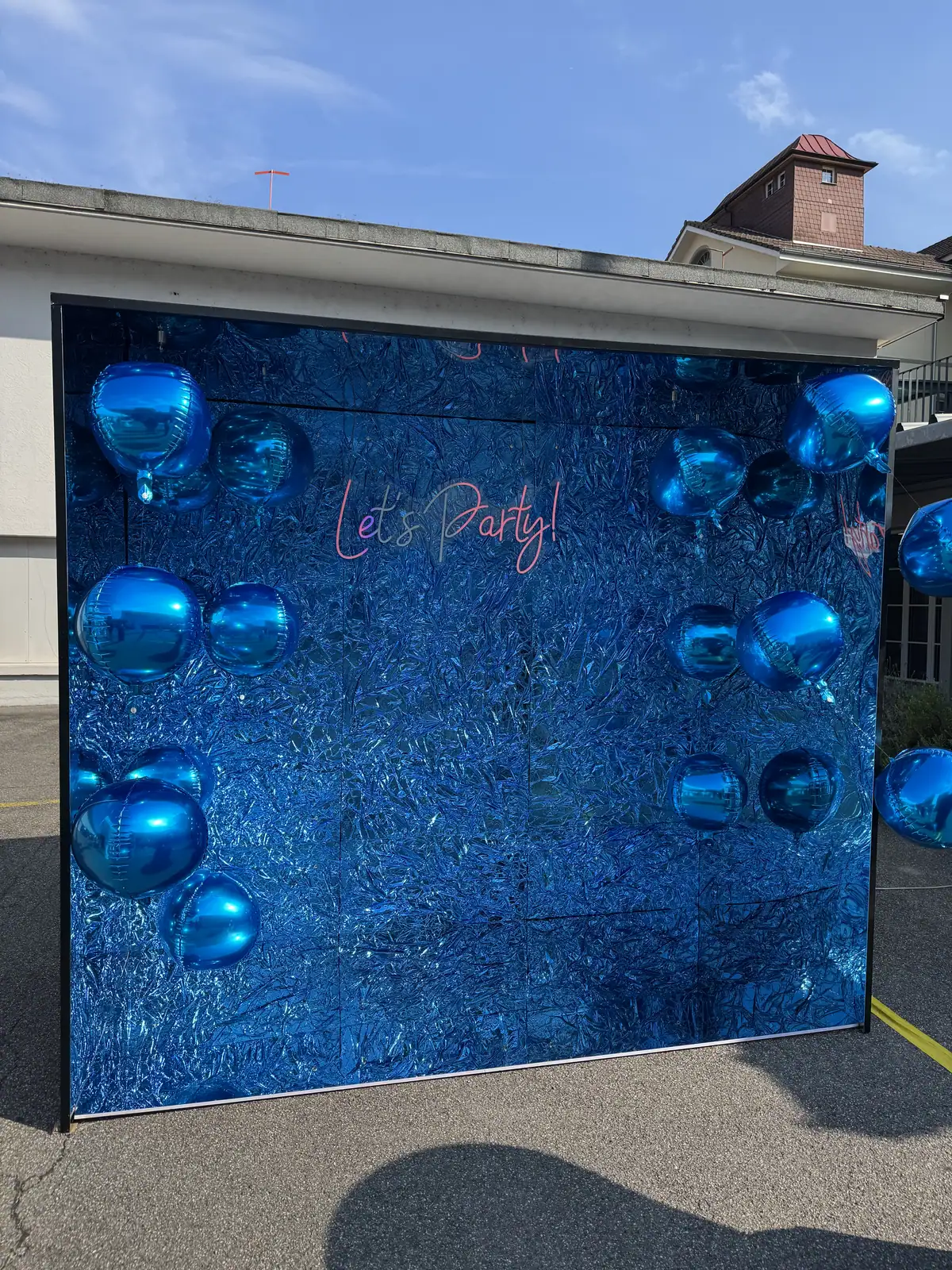 Fond de décor bleu à ballons « Let's party » pour la soirée d'entreprise Havo