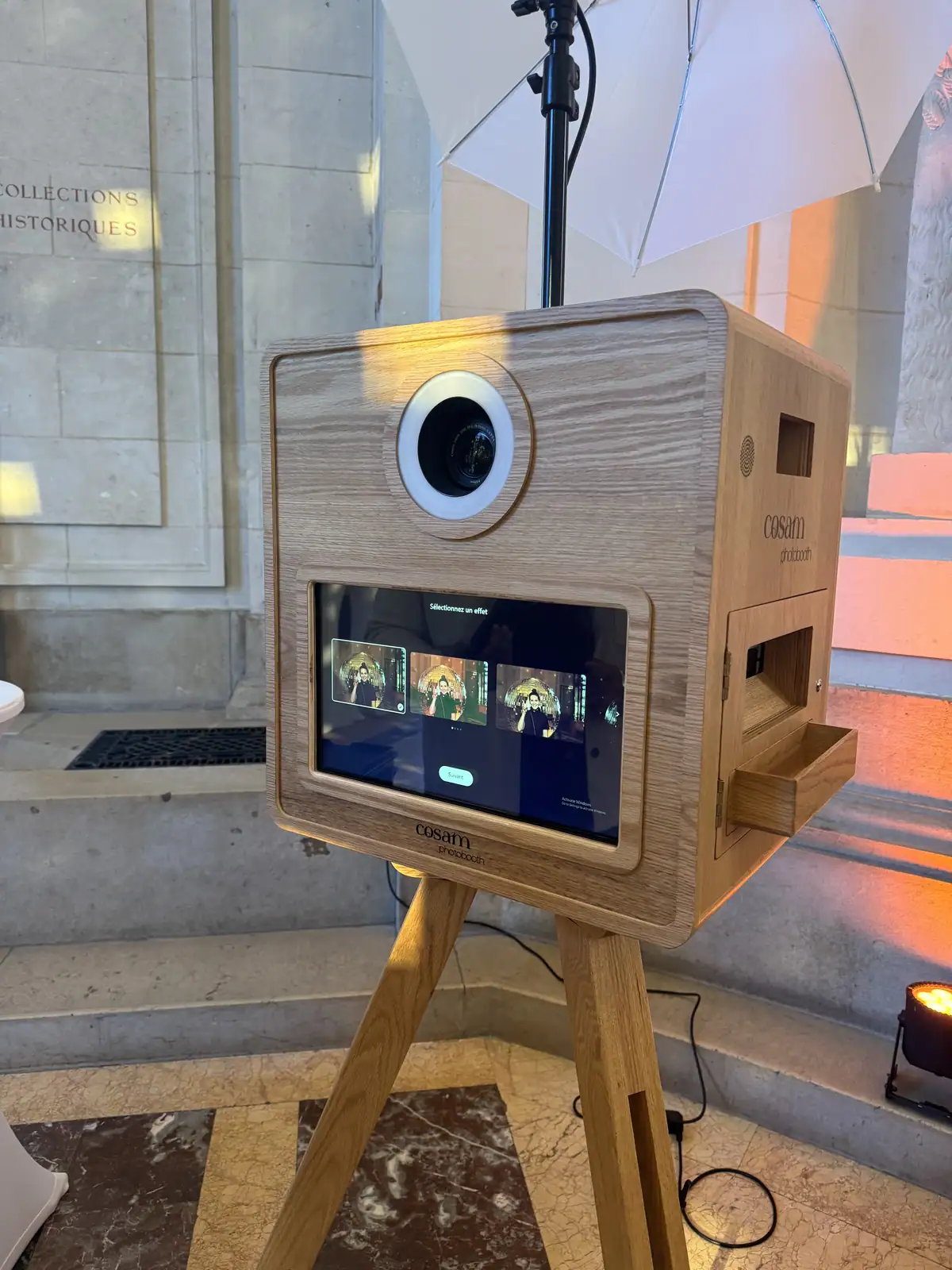 Le photobooth COSAM en bois, écran tactile et objectif reflex