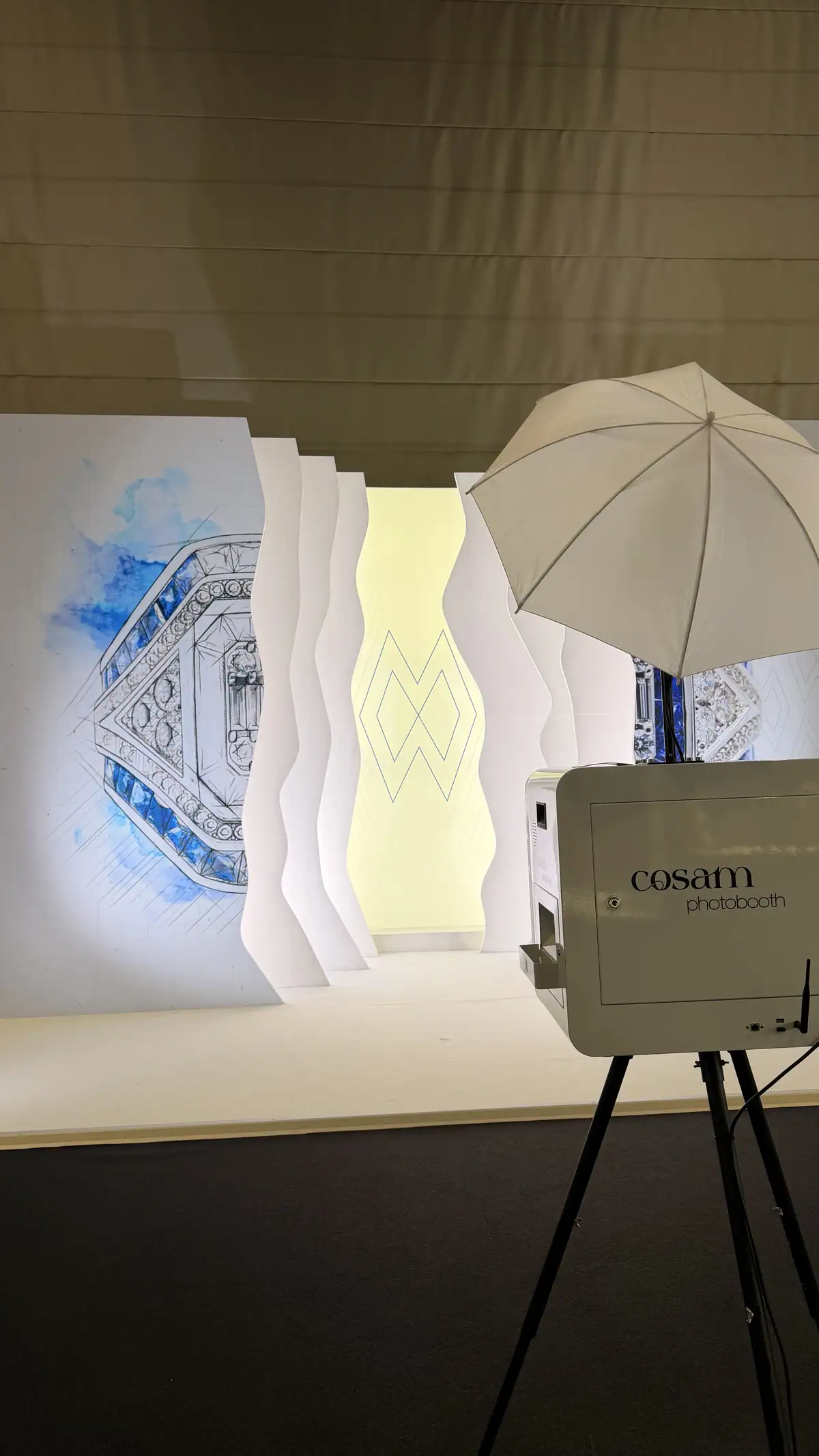Le photobooth blanc COSAM sur un stand de salon à Genève