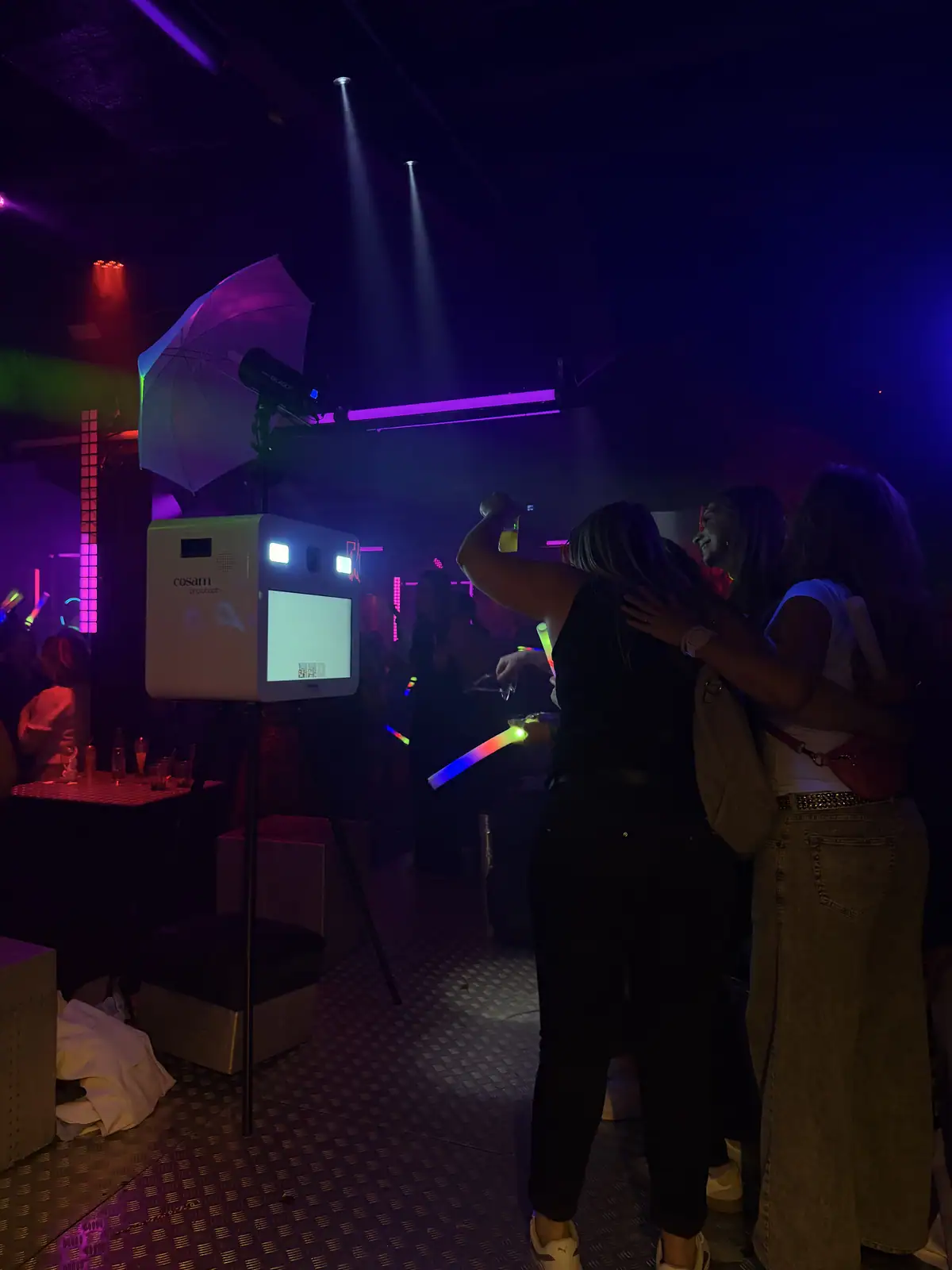 Le photobooth COSAM en pleine soirée au MAD à Lausanne, parapluie de studio et bâtons lumineux