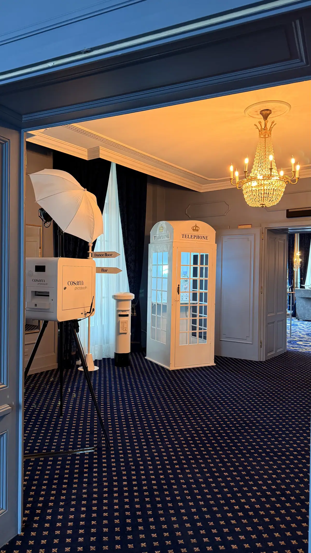 Photobooth et cabine téléphonique livre d'or installés dans une salle de réception de mariage