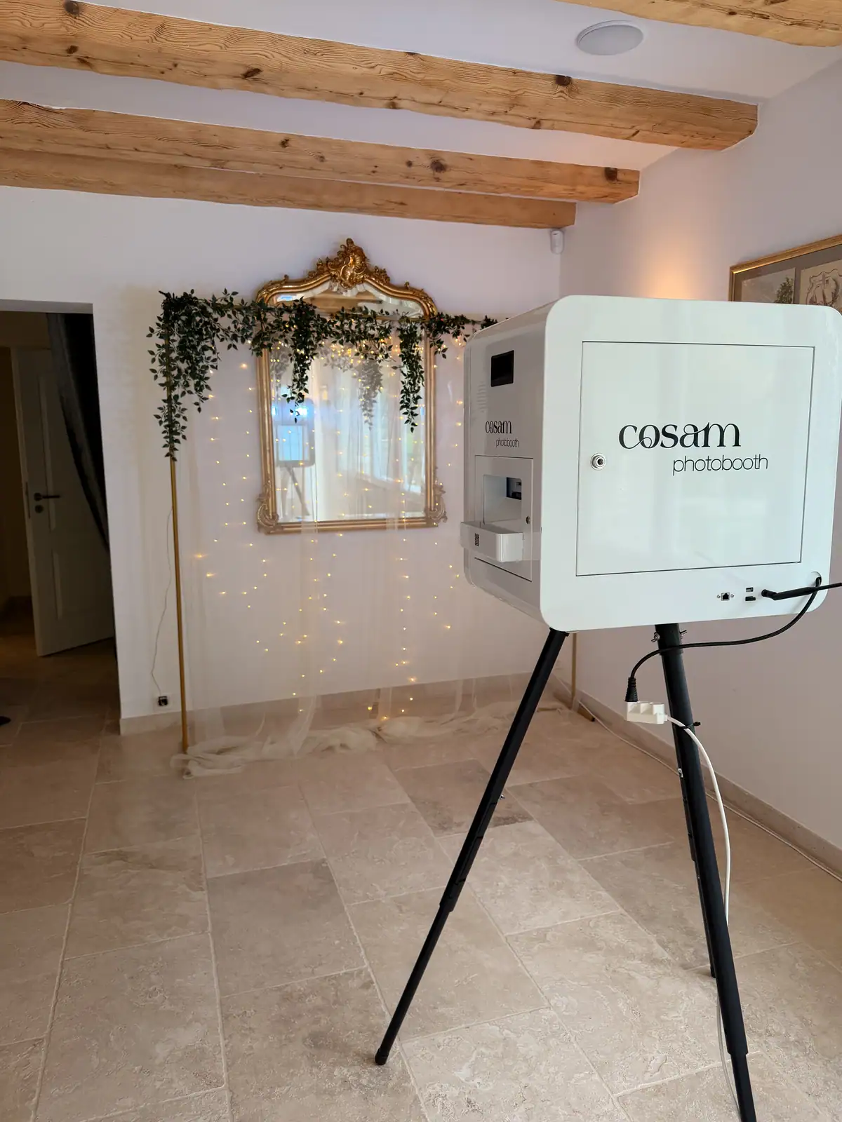 Photobooth COSAM habillé de guirlandes florales pour un mariage