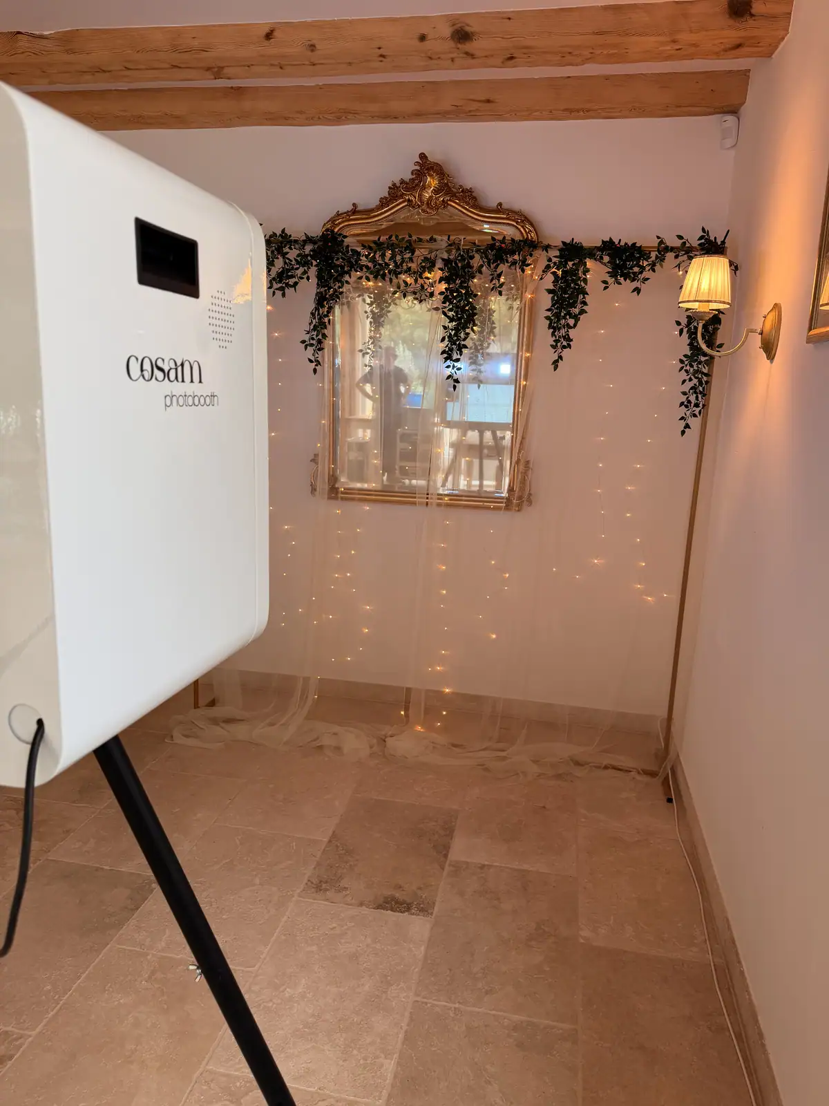 Le photobooth blanc installé dans une salle de réception de mariage