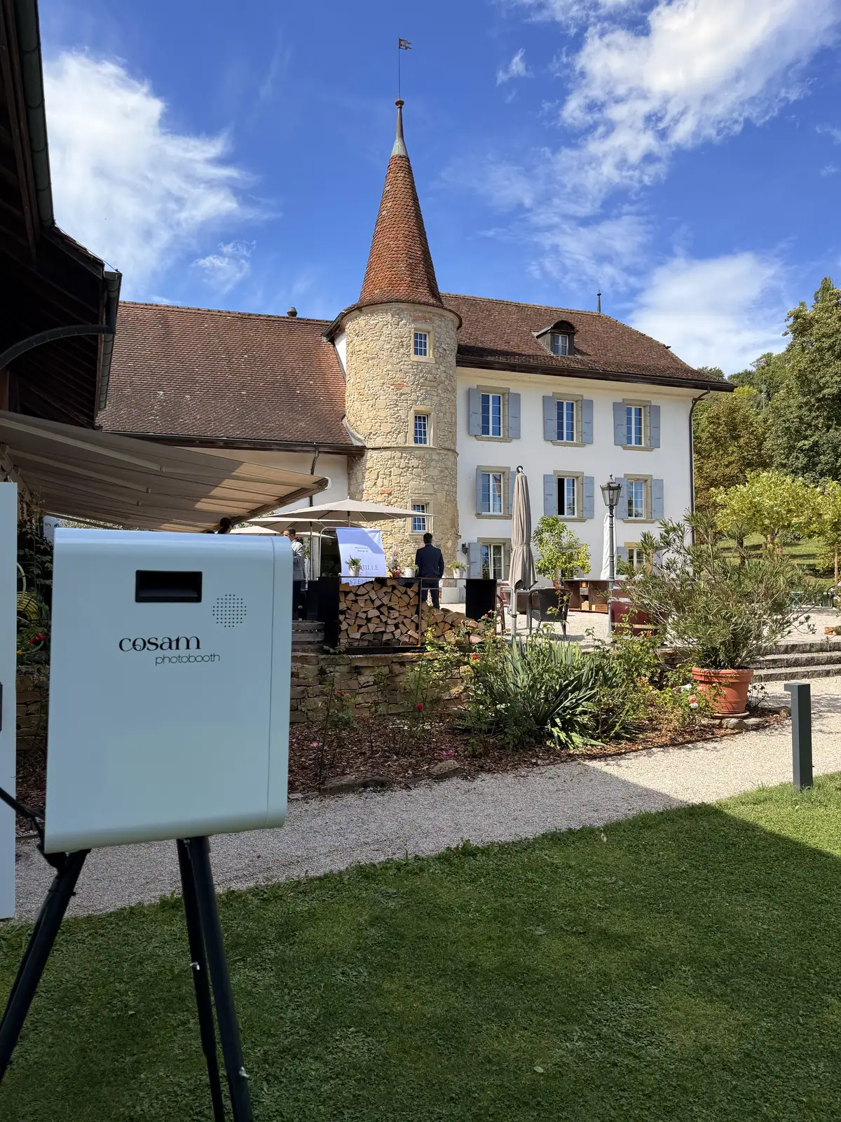 Le photobooth COSAM installé dans le parc du Château de Salavaux, pour un mariage
